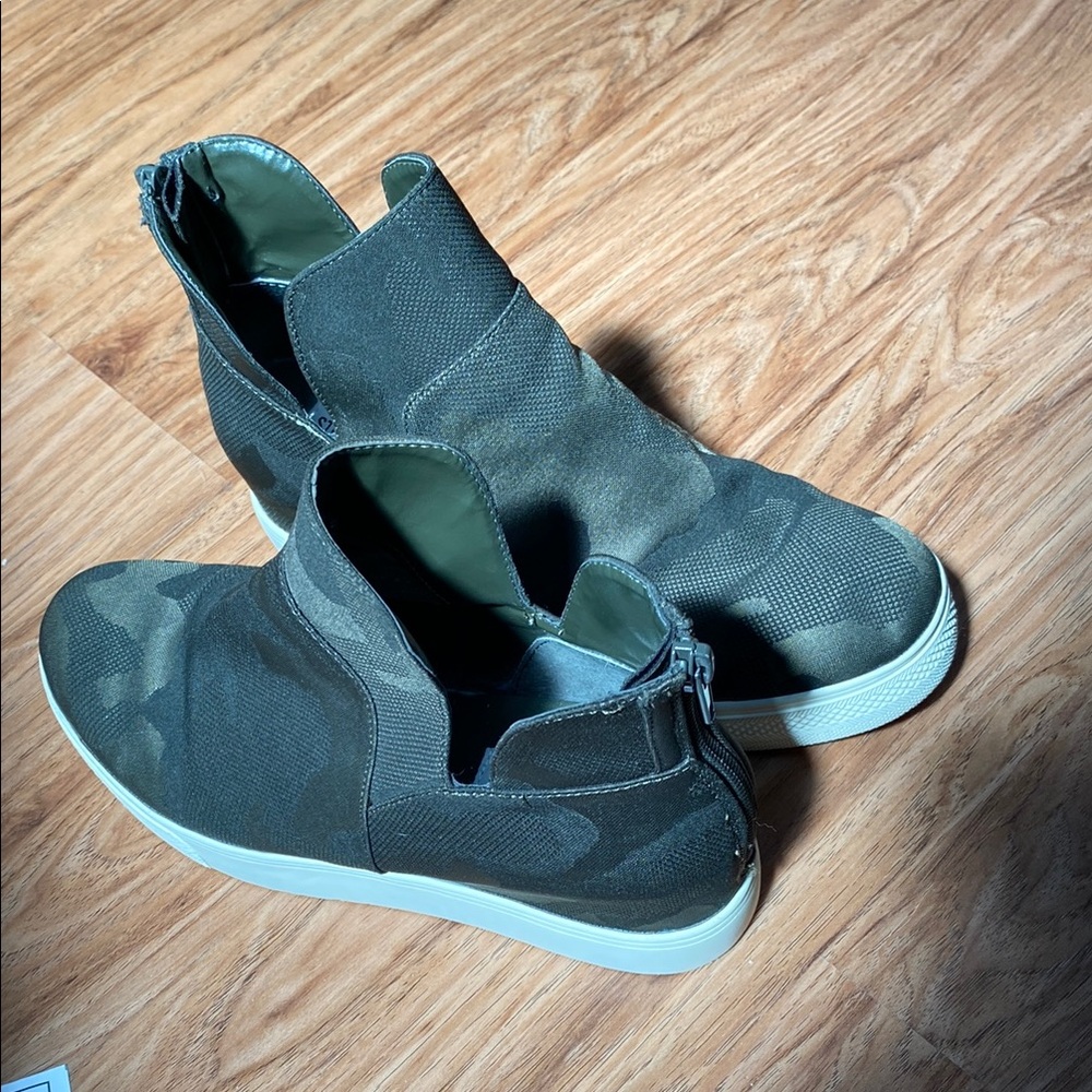 Steve Madden Women’s Winnie Sneaker Bootie. Size 7.5M.